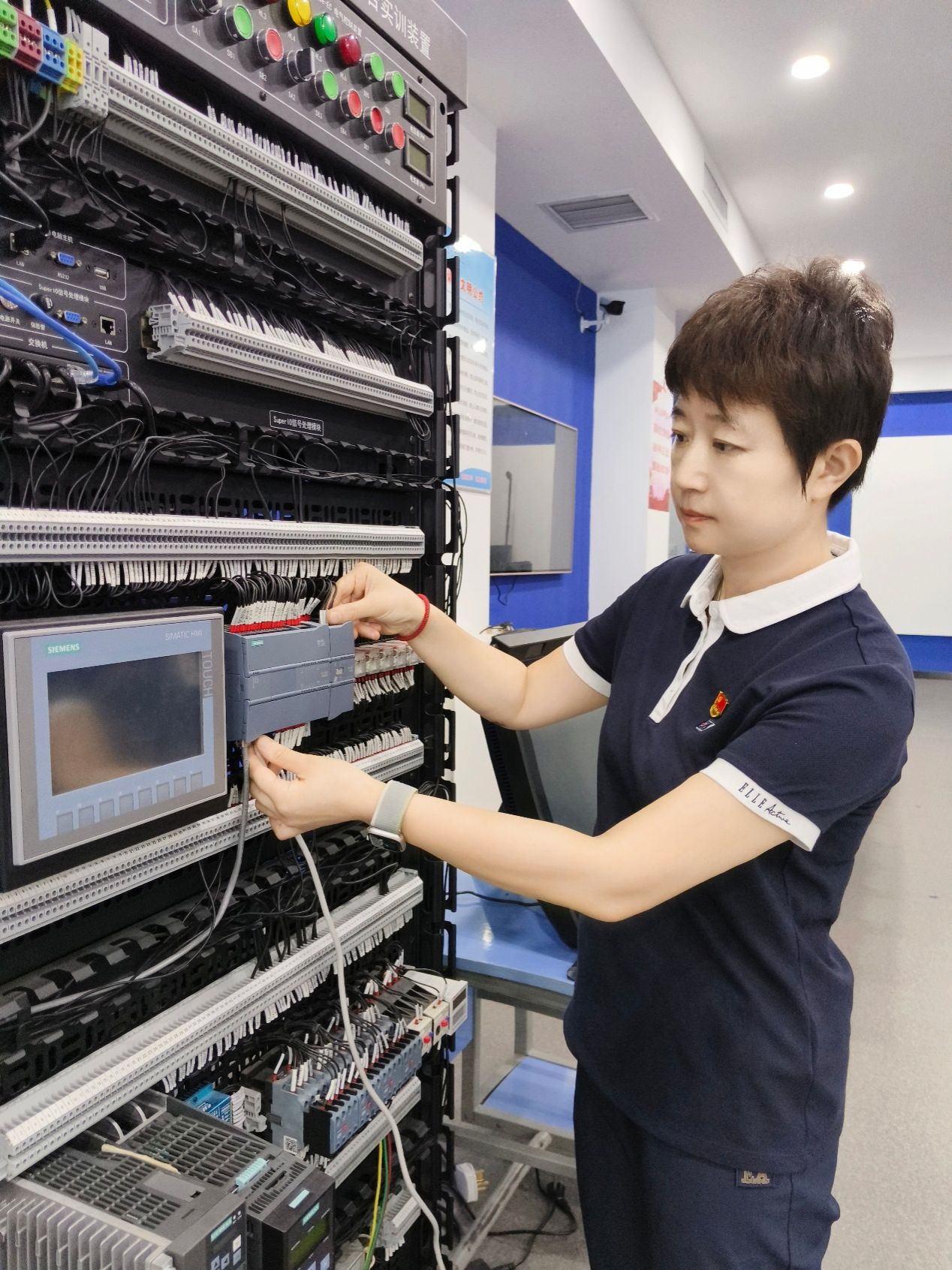 图片包含 室内, 人, 电脑, 站描述已自动生成 图片包含 室内, 人, 电脑, 站描述已自动生成