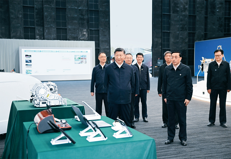 2024年10月17日至18日,中共中央总书记、国家主席、中央军委主席习近平在安徽考察。这是17日下午,习近平在合肥滨湖科学城察看安徽省重大科技创新成果集中展示。